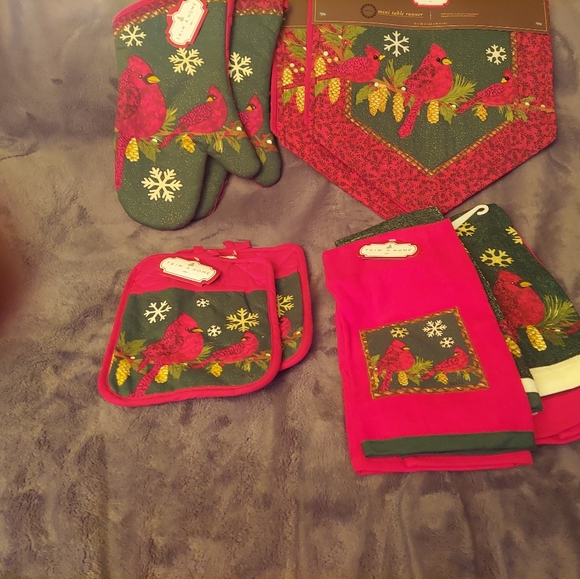 Christmas Kitchen Linens (10 pc) - Picture 2 of 11